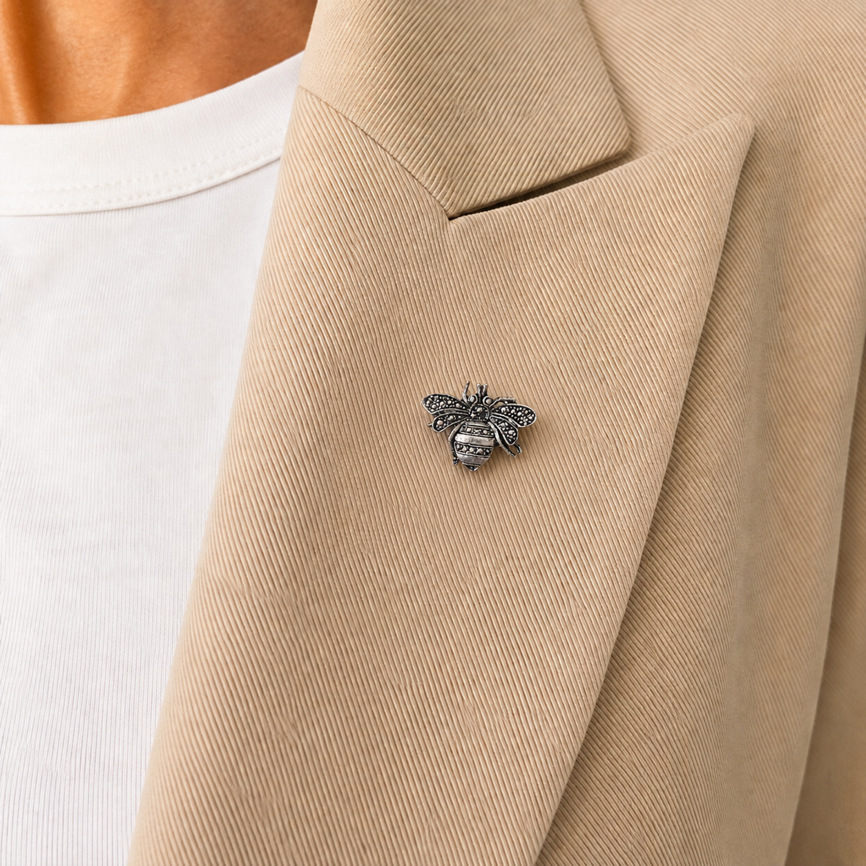 Mini Vintage Bee Brooch – Antique Silver